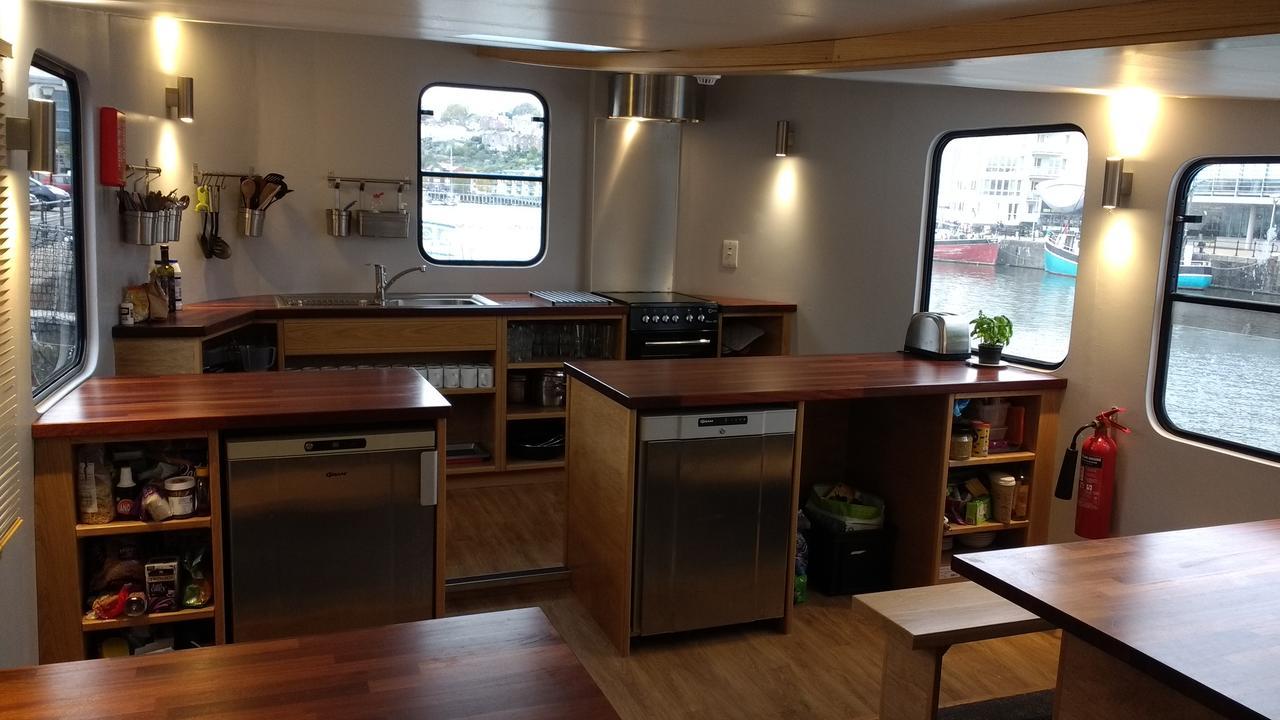 Kyle Blue - Bristol Harbour Luxury Hostel Boat Exterior foto