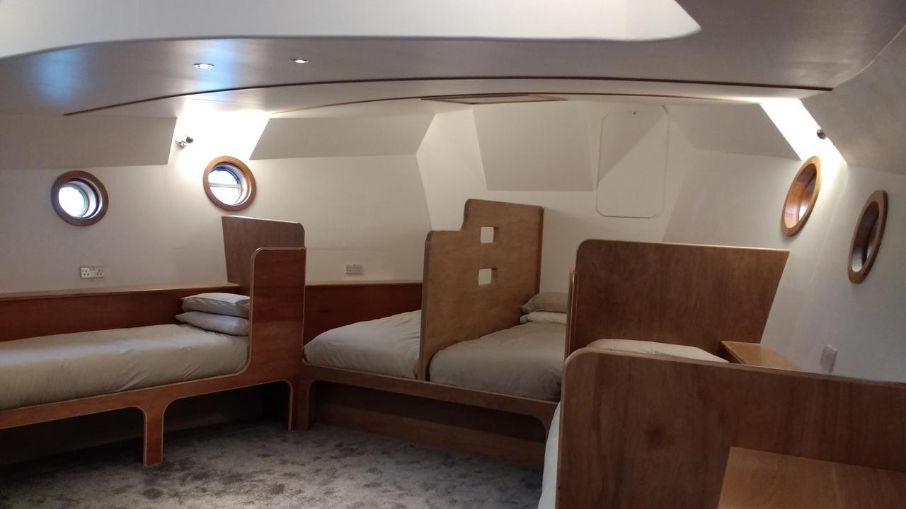 Kyle Blue - Bristol Harbour Luxury Hostel Boat Exterior foto