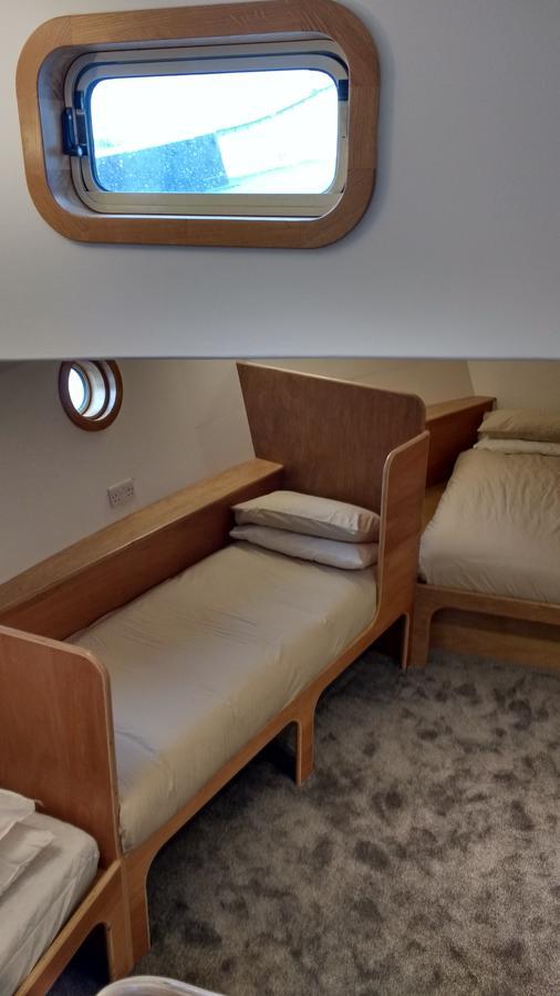 Kyle Blue - Bristol Harbour Luxury Hostel Boat Exterior foto